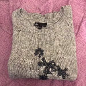 Grey knitted quarter length sweater.
